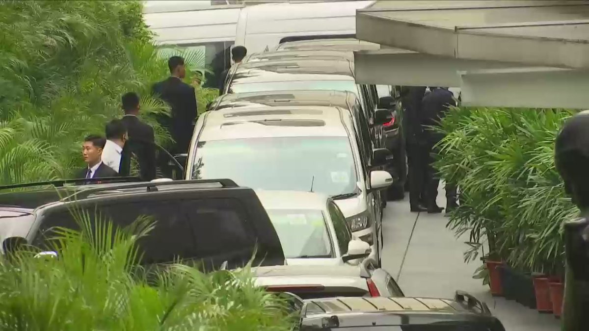 ReutersTV's tweet photo. LIVE: See video as Trump and Kim convoys prepare to leave hotels for #USNorthKorea summit in Singapore https://t.co/nRWZL1L1fk Follow updates: https://t.co/tVCe4sW5OB https://t.co/1XX9tXqivD