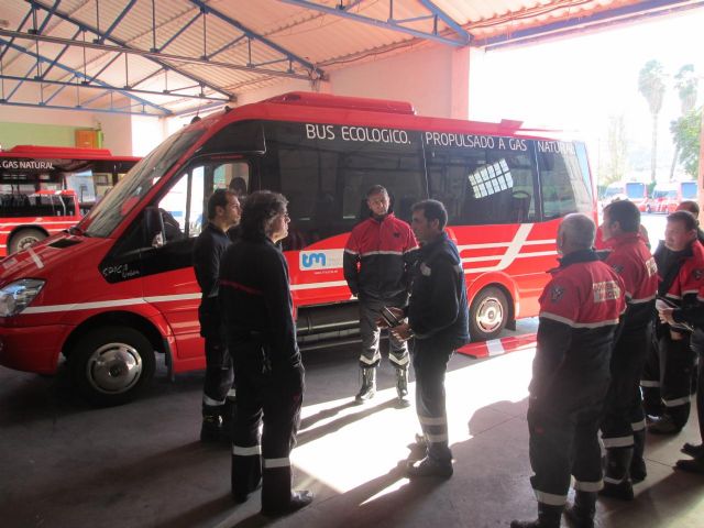 gaznacom's tweet photo. Los Bomberos Murcia se forman para intervenir en los autobuses de gas natural comprimido. Han recibido un curso en la estación de Era Alta y en la cochera de Transportes de Murcia con el fin de conocer los elementos que componen estos nuevos vehículos. #GAZNACOM https://t.co/aV8Xr0yBQl