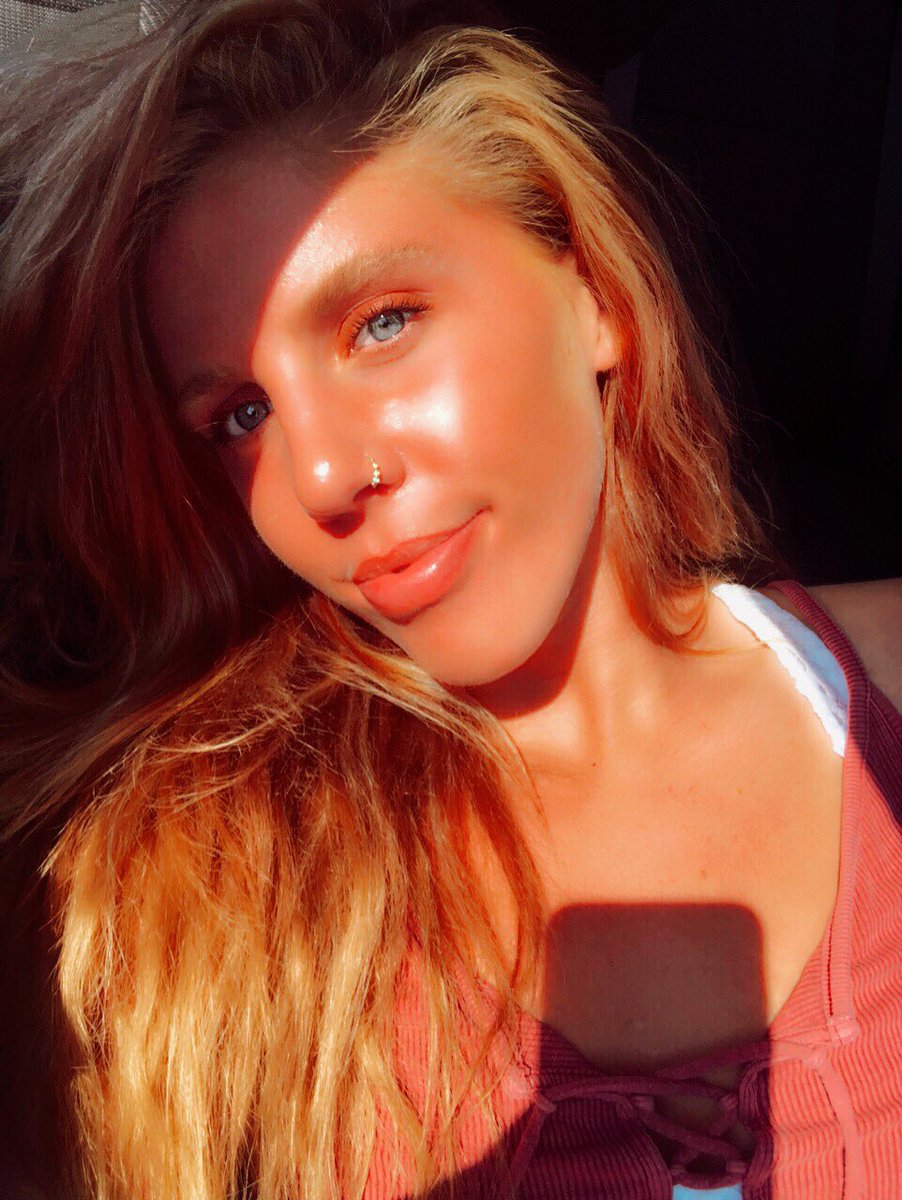 onlyemmarose's tweet photo. golden hour 🍒🍥🦋🐛⭐️ :-) https://t.co/huY1w20xW2