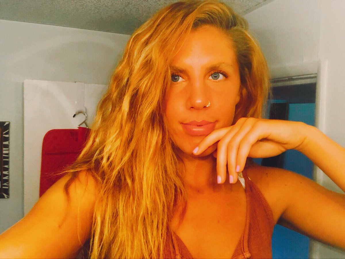 onlyemmarose's tweet photo. golden hour 🍒🍥🦋🐛⭐️ :-) https://t.co/huY1w20xW2