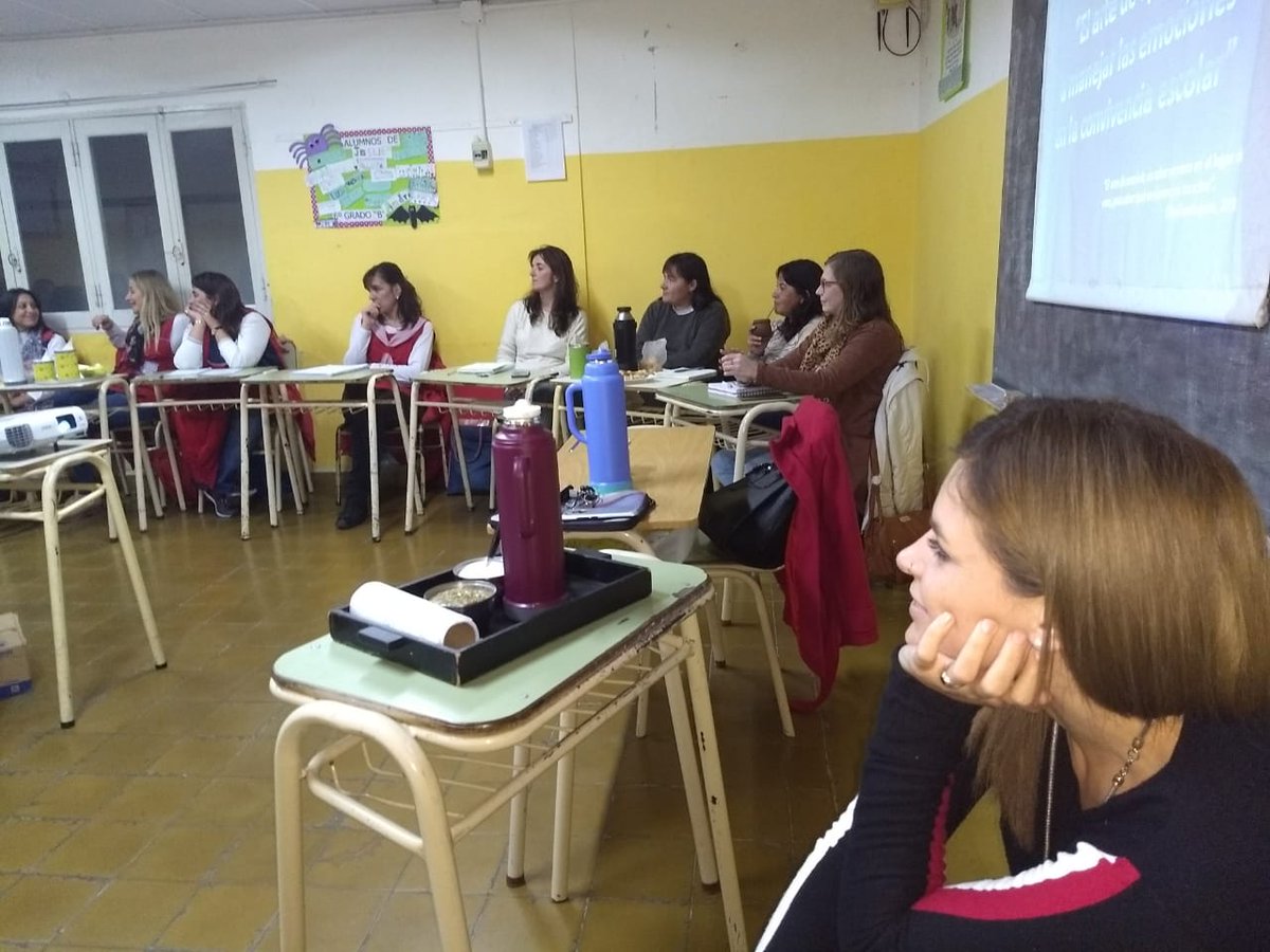 sadopsantafe's tweet photo. AHORA 👉🏽 No capacitamos juntxs en #SanGuillermo ➡️ "El arte de aprender a manejar las emociones en la convivencia escolar". 
Y algunxs compañerxs se acercan para realizar consultas previsionales.

#SADOPpresente https://t.co/GiUKw7bqdR