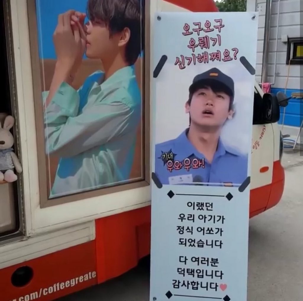 taehyungdj_'s tweet photo. at first taehyung sent a food truck to seo joon and now taehyung sent a food truck to hyung sik too 🤣💜 and it has a meme on it and a good picture of him djsdjs taehyung is so extra!! i love their friendship so much,hwarang boys! @BTS_twt https://t.co/6PFLbpKXva
