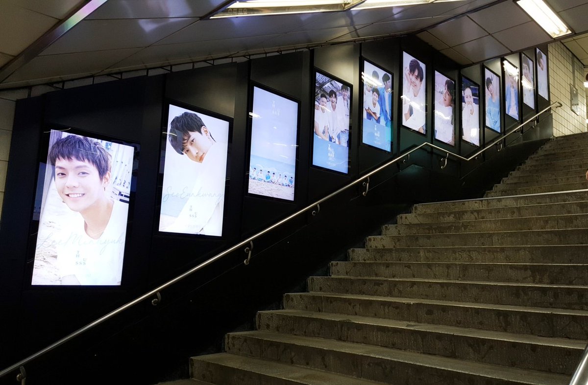 OFFICIALBTOB's tweet photo. [📸] THIS IS BTOB DIGITAL POSTER !

비투비와 함께라면 계단도 힘들지 않아 🏃‍♀️🏃‍♂️

홍대입구역, 신촌역, 강남역 곳곳에서 만날 수 있어요💙

#비투비 #BTOB #THIS_IS_US https://t.co/ONqsihYajJ