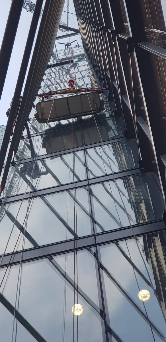 DSMcontractlift's tweet photo. @DSMcontractlift @melvyn_rogers showing what can be done with the fantastic @LH_Construction @Liebherr_GB #MK140 #liftingexperts #tiptop #innovation #LetDSMgiveYourProjectAlift #liftingcoolstuff #ContractLift #London #CranesInTheSky https://t.co/FPWFkJ5gvE