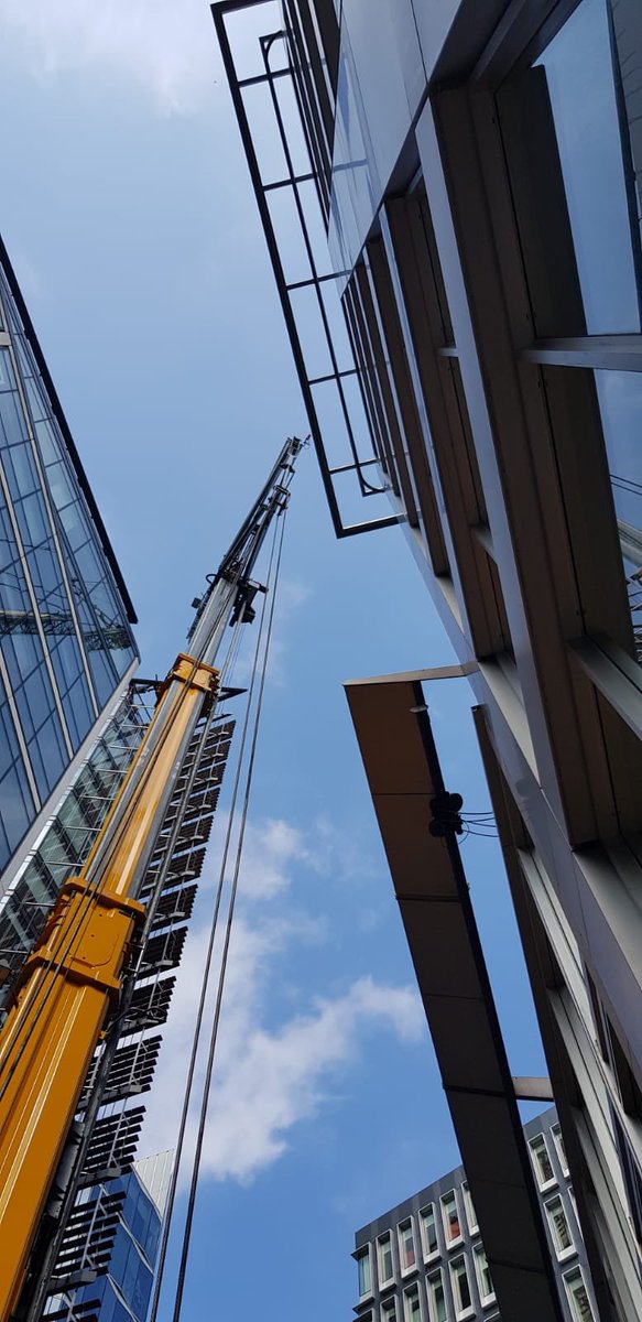DSMcontractlift's tweet photo. @DSMcontractlift @melvyn_rogers showing what can be done with the fantastic @LH_Construction @Liebherr_GB #MK140 #liftingexperts #tiptop #innovation #LetDSMgiveYourProjectAlift #liftingcoolstuff #ContractLift #London #CranesInTheSky https://t.co/FPWFkJ5gvE