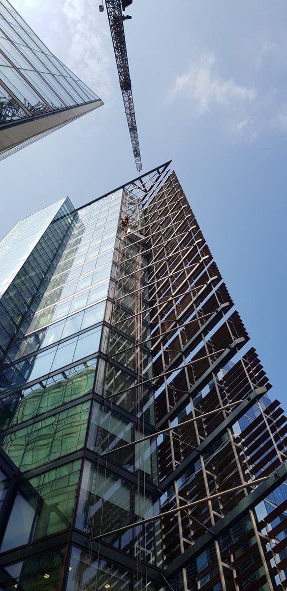 DSMcontractlift's tweet photo. @DSMcontractlift @melvyn_rogers showing what can be done with the fantastic @LH_Construction @Liebherr_GB #MK140 #liftingexperts #tiptop #innovation #LetDSMgiveYourProjectAlift #liftingcoolstuff #ContractLift #London #CranesInTheSky https://t.co/FPWFkJ5gvE