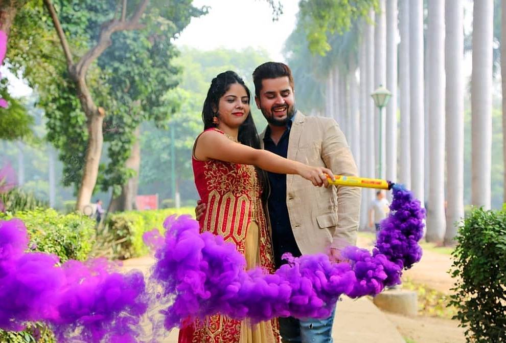 WedLista's tweet photo. These smoke sticks are giving gorgeous twirls of colors making this photo shoot just magical.
Shot by- @redhippotheplanners
#WedLista #FashionForWeddings #SmokeSticks #SmokeColors #PreWeddingShoot #PreWeddingPhotography #PreWedding #PreWeddingProps #SmokeBombs #QuirkyProps https://t.co/kjZi5rrDhE