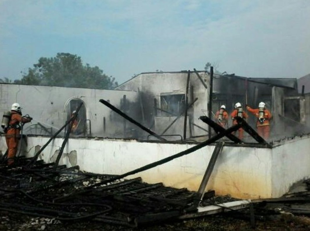 _adamhaikalll's tweet photo. Diminta jasa baik kawan² dan saudara se islam memberi sumbangan yang ikhlas pada member aku ni @theacannn sekeluarga sebab rumah terbakar pukul 9 tadi, takde rumah dah raya tahun ni ya Allah, rt tolong housemate tercinta aku ni😭 https://t.co/4PQh8oFIm3