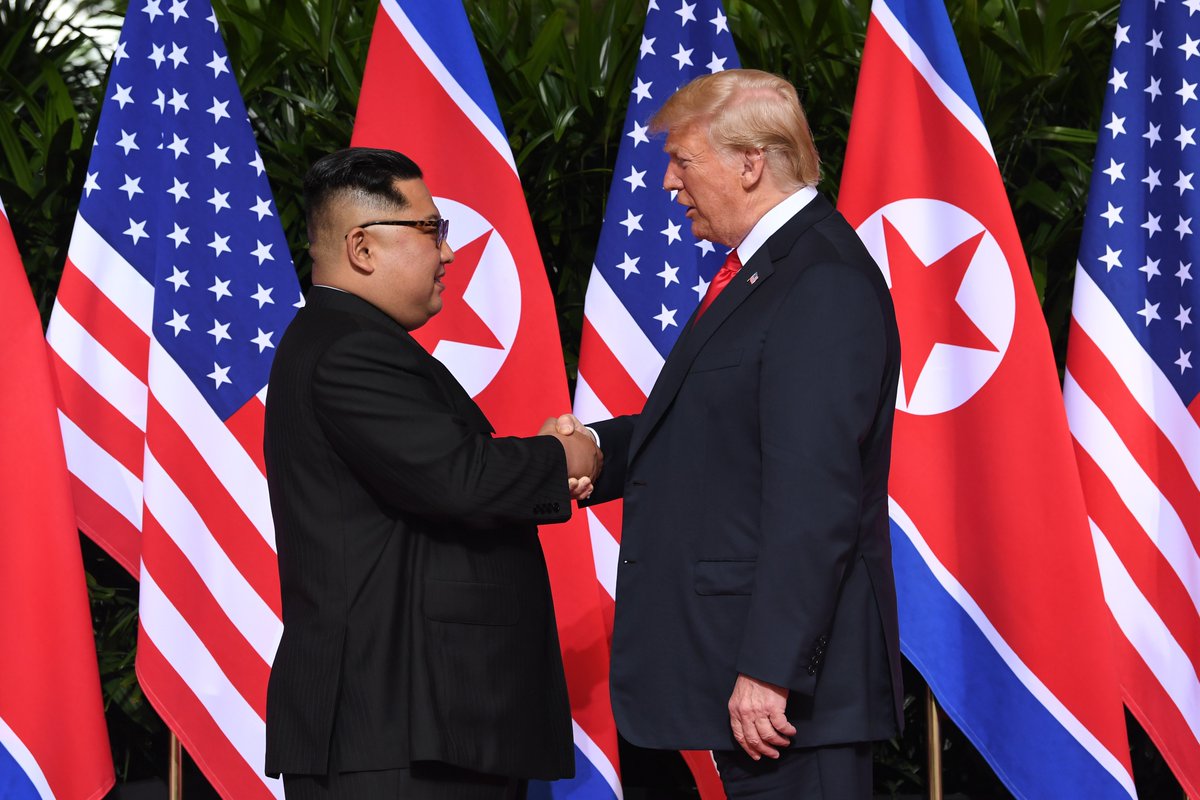 ExpansionMx's tweet photo. Trump y Kim protagonizan un histórico apretón de manos en Singapur https://t.co/1VhdnfndgK https://t.co/EKEIJYZIOl
