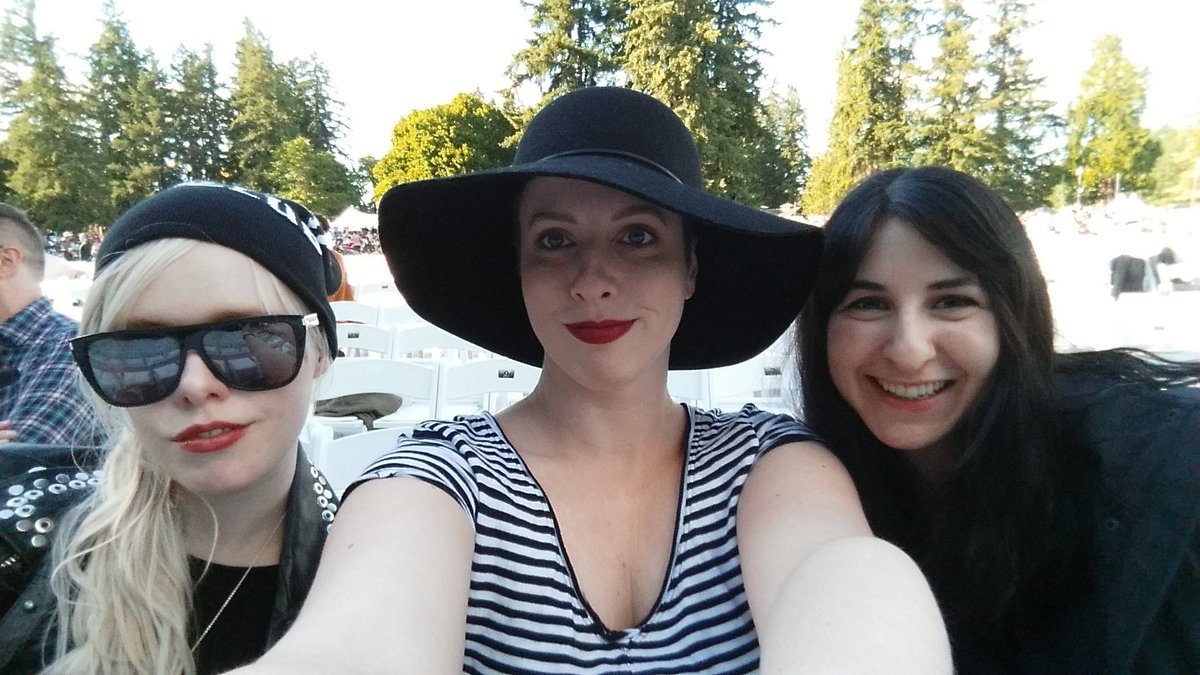 hmwsgx's tweet photo. Waiting for @StBeautyband and @JanelleMonae so hype!! Thanks @CortanaV for tickets! W @CortanaV @MinaMelfina #runningtothesun #androidsonly #dirtycomputer https://t.co/KLM1wCpSiv