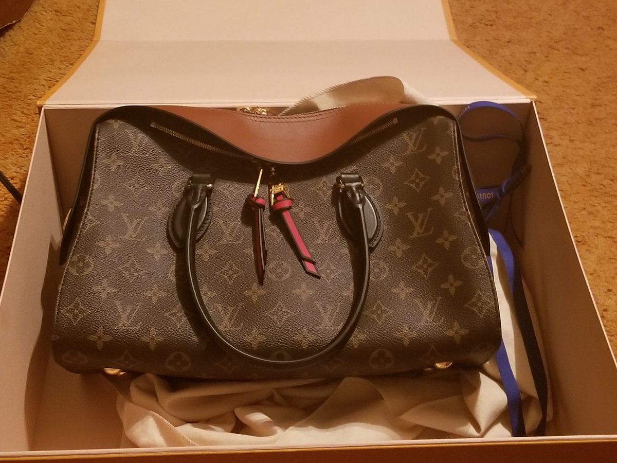 kittygaither's tweet photo. @LouisVuitton @LouisVuitton_US @LVServices The purse in question is the Tuileries and this is a picture of the purse when I returned it to the store because of the damaged zippers. The gold clasp that attaches to the zipper fell off. https://t.co/ilhHlUkJmS