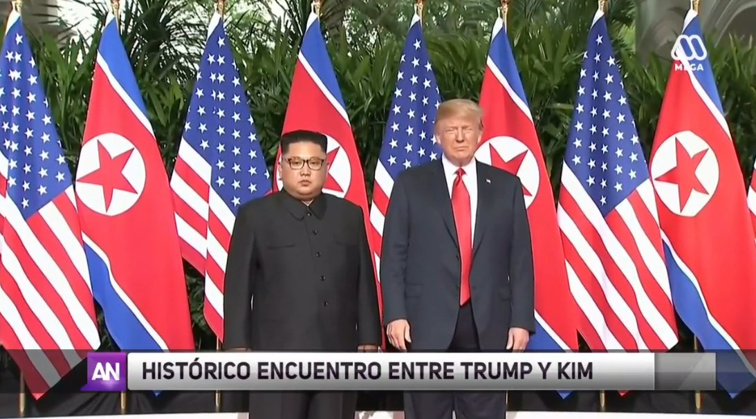 meganoticiascl's tweet photo. Kim Jong-un y Donald Trump sellan histórico encuentro en Singapur

https://t.co/EoxorIq0X3 https://t.co/O9b3F4uoNk