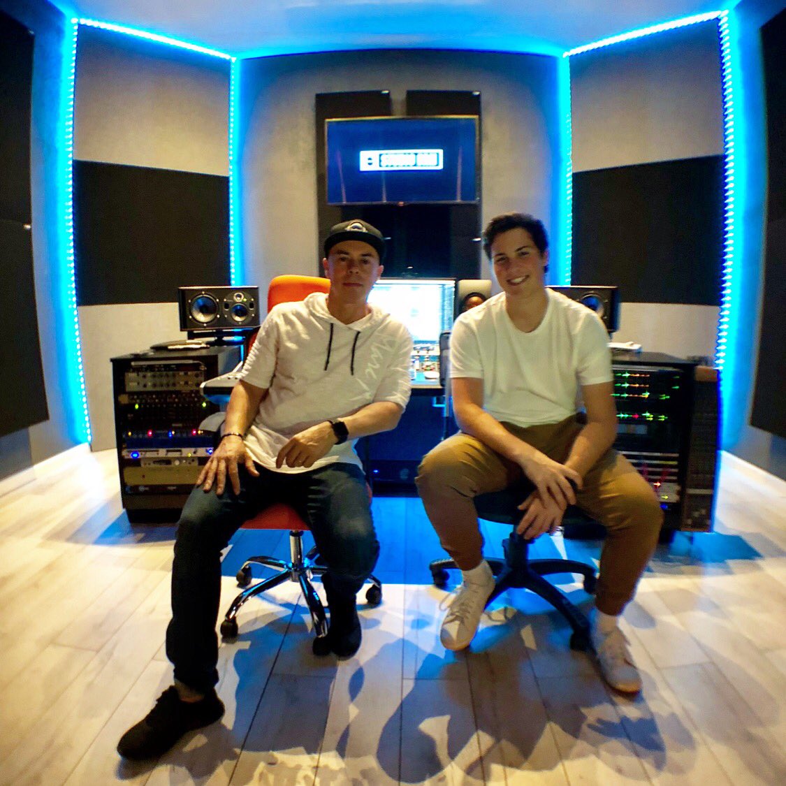 ryanjacobmusic's tweet photo. Awesome session today with @lucapretolesi @studiodmi in Vegas. New music on the way!
#studio #work #music #electronic #session #vegas #lasvegas #newmusic #studiodmi #lucapretolesi https://t.co/2uR83i1M77