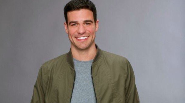 rosegoldgerry's tweet photo. You know who wouldn’t have fallen out of bed? #TheBachelorette https://t.co/qgiTwFOPas
