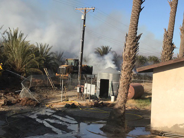 CALFIRERRU's tweet photo. Photos from our #54Fire in Coachella, courtesy of CAL FIRE/Riverside County Fire Department. https://t.co/8ndzQhIL4y