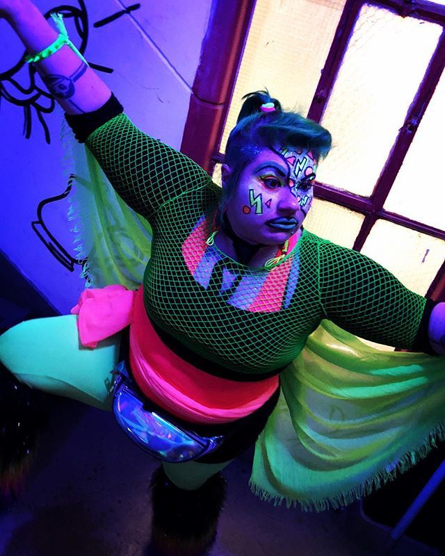 thelisaskye's tweet photo. Understated look for the show, thank you to @pickupaliacolin and @butterflyclubmelb for letting me try a new thing! .
.
.
.
.
#neon #fluro #dayglo #queen #clubkidlooks #femme #diylooks #diymua #dailydrag #youareyourart #workhardliveweird #thedarkprinceof… https://t.co/3aA8HSgVyD https://t.co/NNO0VHQxYl
