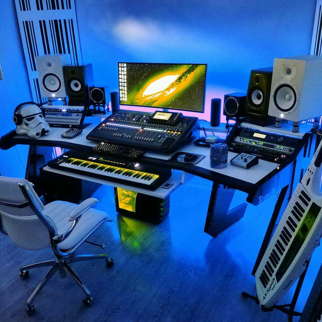 mybudgetstudio's tweet photo. Who is also amazed by this setup. 😱 😱 
by Splyycer 
#studiosetup #homestudio #MusicProducer #musicproduction https://t.co/mmrGziY5q6