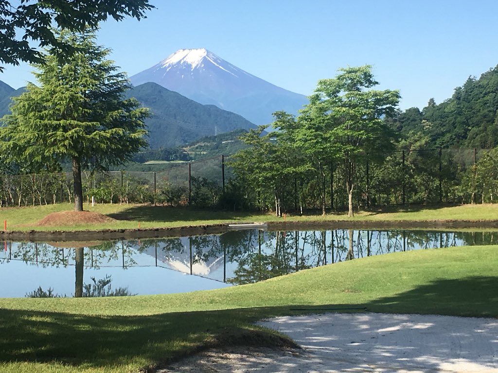 富士リゾートカントリークラブ Na Twitteru コース各所から富士山がご覧いただけるのが当ゴルフ場 の自慢なのですが極めつけが 18グリーン から見える逆さ富士です 富士山が見えるゴルフ場 富士山 逆さ富士 中央道 山梨県 都留市