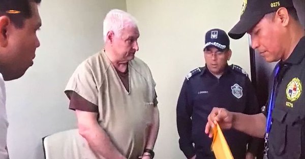 petrogustavo's tweet image. El es el expresidente Martinelli de Panamá. Chuzaba los telefonos de sus opositores. Recibió sobornos de Odebrecht; era amigo de Uribe y era el anfitrión en la cita de los hijos de Uribe con Odebrecht y los Nule.
Ahora esta preso. La decencia se impone
#LesVamosADarLaVuelta