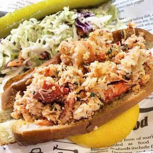 helpmeorderapp's tweet photo. Lobster roll 😍Night time cravings 🤤
.
@helpmeorderapp .
#yyzeats #lobster #helpmeorderapp
#toeat #tofoodies #amazing #delicious #foodgasm #foodporn #gottatry #hiddengem #tasty #worthit #instafood #instagood #dailybite #canadafood #toronto  #food #foo… https://t.co/dQ5ObVJmI2 https://t.co/rP00RbtD6U