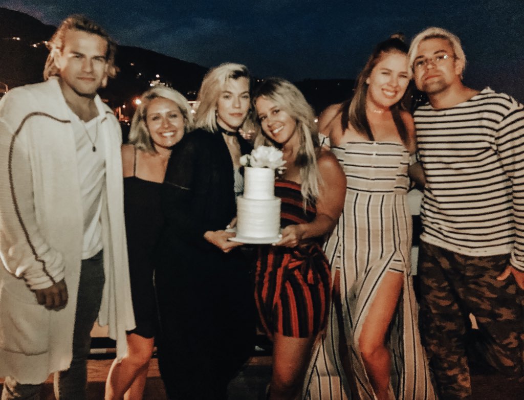 amberrwallace's tweet photo. Miley Cyrus wrote Malibu about this night: https://t.co/Qc1EJnymCS