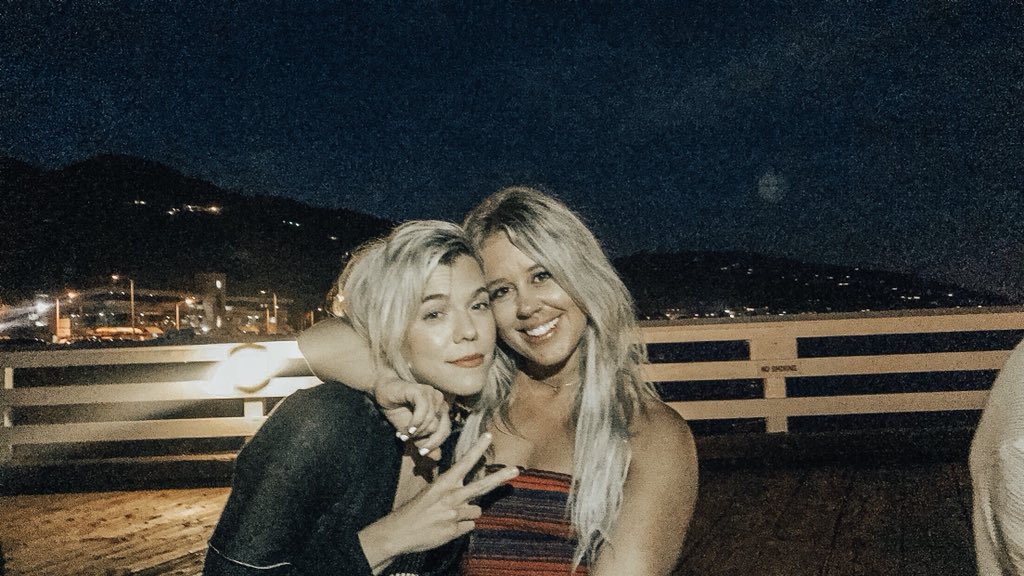 amberrwallace's tweet photo. Miley Cyrus wrote Malibu about this night: https://t.co/Qc1EJnymCS
