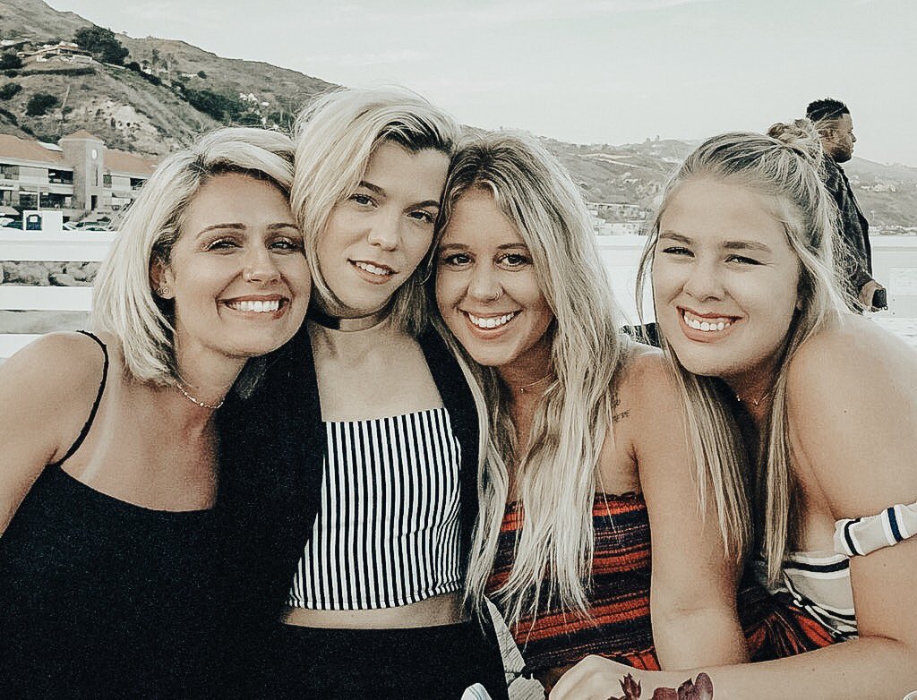 amberrwallace's tweet photo. Miley Cyrus wrote Malibu about this night: https://t.co/Qc1EJnymCS
