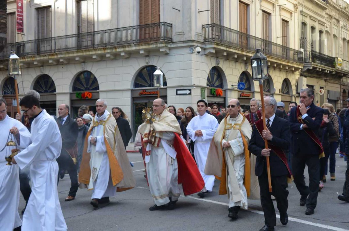 ICM_uy's tweet photo. Miles de personas colmaron la principal avenida de #Montevideo para caminar junto a Jesús en la Eucaristía. En el atrio de la Catedral, el Cardenal @DanielSturla dirigió unas palabras e impartió la Bendición. Revisa más fotos 👉 https://t.co/NV6TexpXOe 📸 #Corpus2018 👣🙏 https://t.co/wxuoF0N3H7