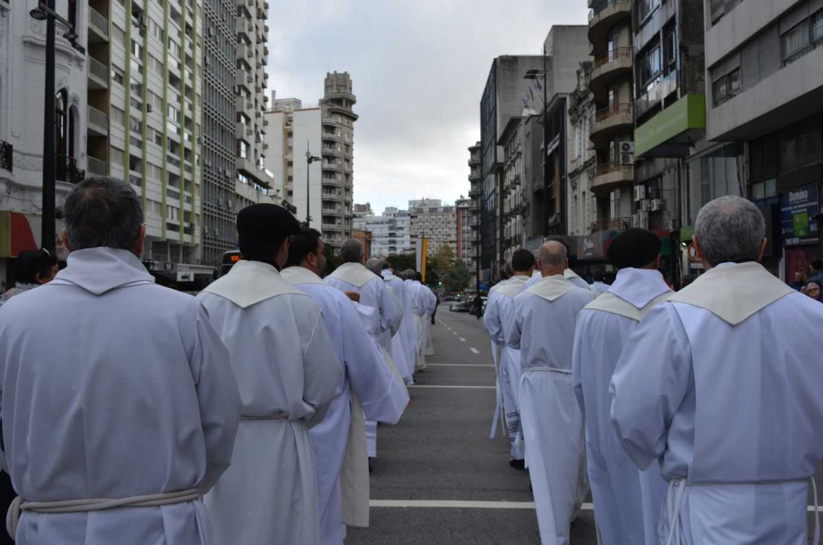 ICM_uy's tweet photo. Miles de personas colmaron la principal avenida de #Montevideo para caminar junto a Jesús en la Eucaristía. En el atrio de la Catedral, el Cardenal @DanielSturla dirigió unas palabras e impartió la Bendición. Revisa más fotos 👉 https://t.co/NV6TexpXOe 📸 #Corpus2018 👣🙏 https://t.co/wxuoF0N3H7