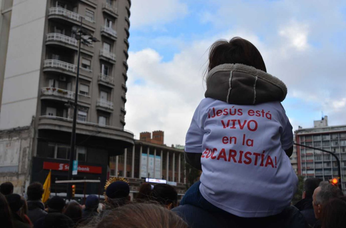 ICM_uy's tweet photo. Miles de personas colmaron la principal avenida de #Montevideo para caminar junto a Jesús en la Eucaristía. En el atrio de la Catedral, el Cardenal @DanielSturla dirigió unas palabras e impartió la Bendición. Revisa más fotos 👉 https://t.co/NV6TexpXOe 📸 #Corpus2018 👣🙏 https://t.co/wxuoF0N3H7