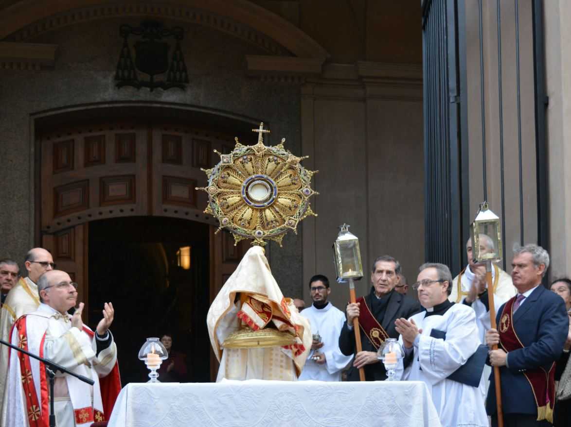 ICM_uy's tweet photo. Miles de personas colmaron la principal avenida de #Montevideo para caminar junto a Jesús en la Eucaristía. En el atrio de la Catedral, el Cardenal @DanielSturla dirigió unas palabras e impartió la Bendición. Revisa más fotos 👉 https://t.co/NV6TexpXOe 📸 #Corpus2018 👣🙏 https://t.co/wxuoF0N3H7