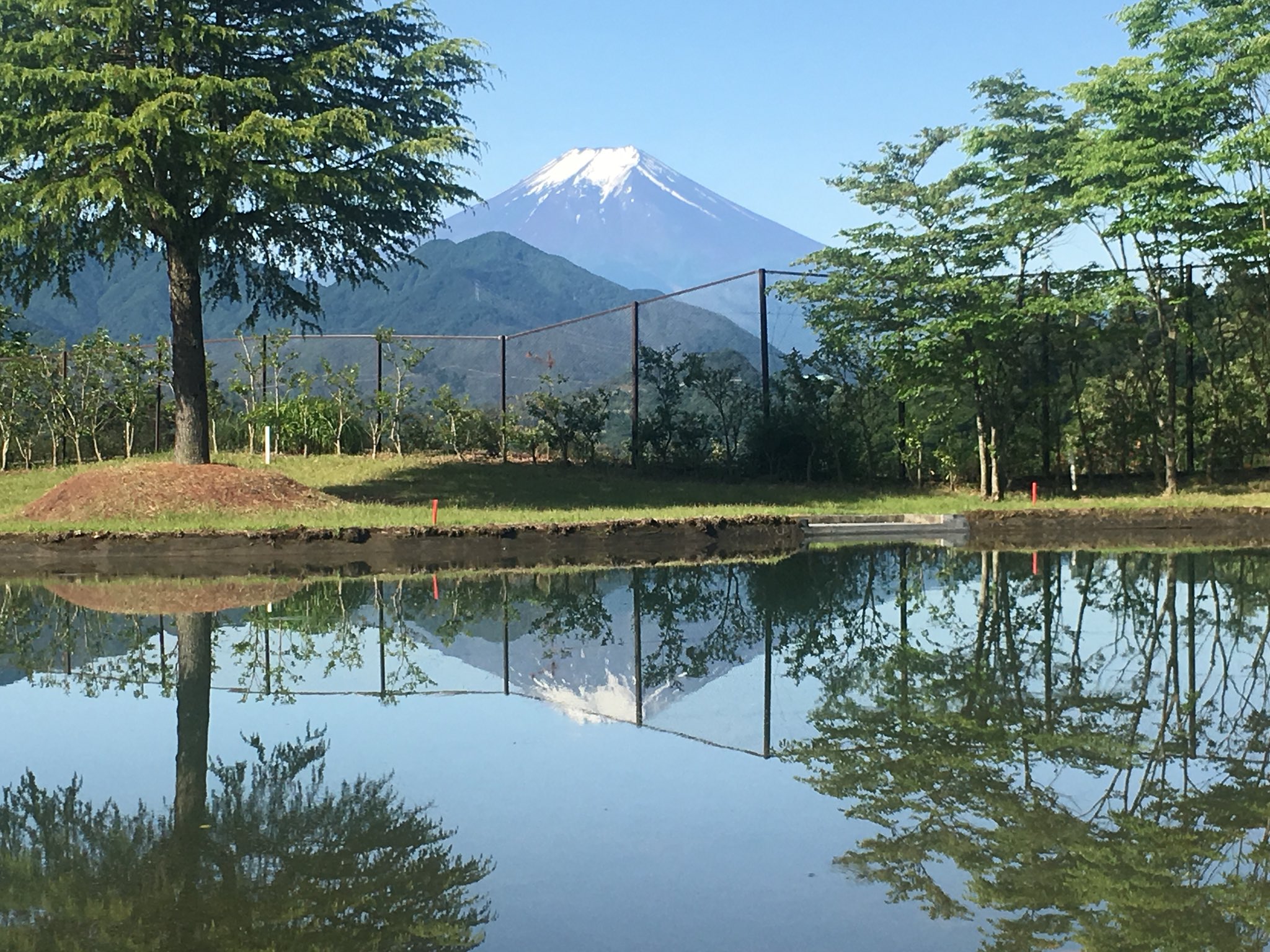 Twitter 上的 富士リゾートカントリークラブ T Hishimaru ウチのコースからも逆さ富士よく見えます 富士山が見えるゴルフ場 逆さ富士 中央道 山梨県 都留市 T Co 5gnth1hjwy Twitter