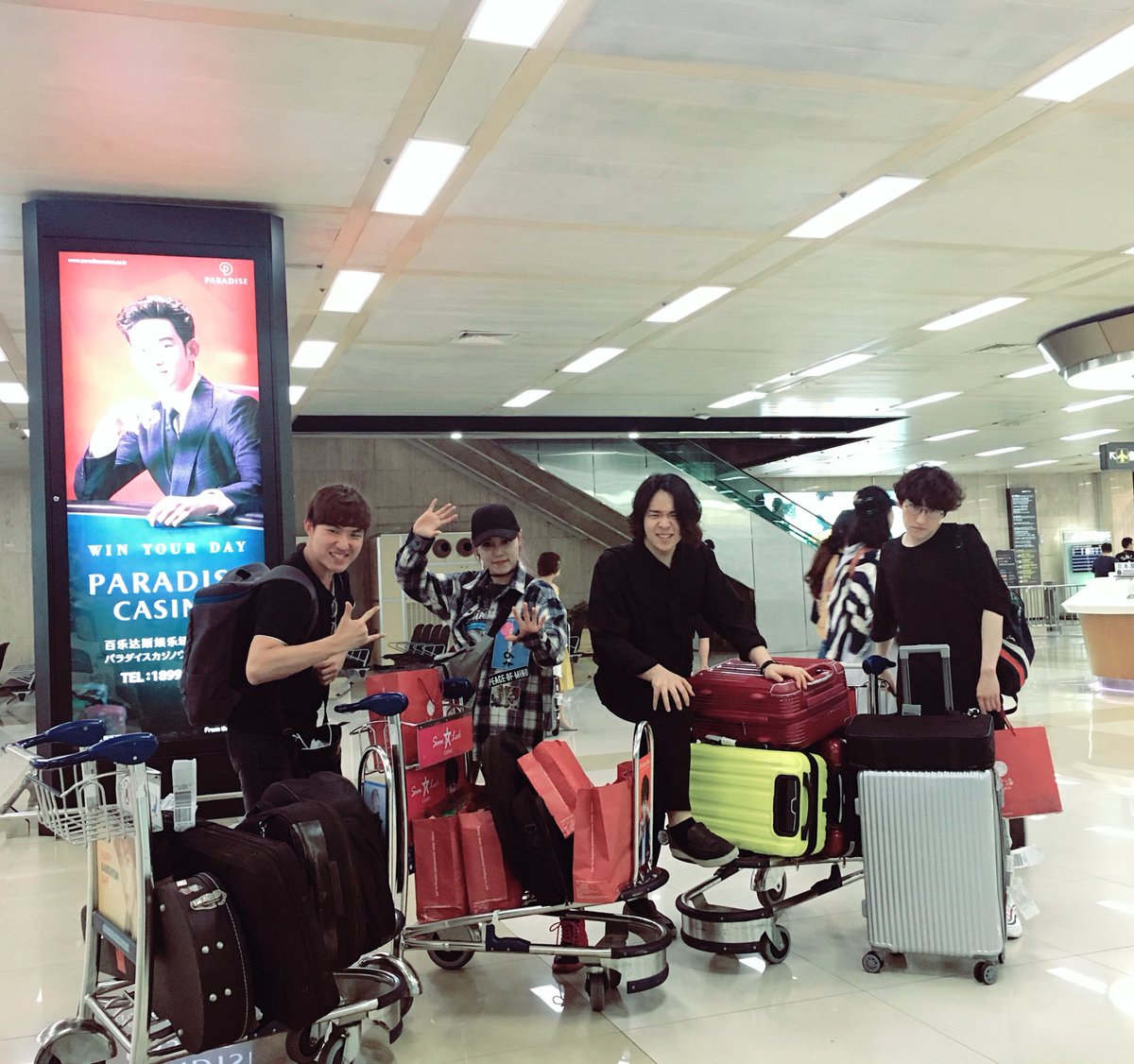 vincitomnia_kor's tweet photo. 中国に行ってきました:) やっぱり中国ごはだめだったんです.(泣)けど!音楽でみんあがひとつになってどっても楽しかったんです!

#vincitomnia #korea #rockband https://t.co/PgioEgNsxm