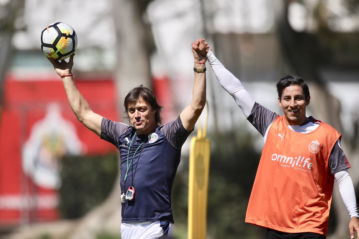 CarlosCB_24's tweet photo. Eternamente agradecido con usted @peladoalmeyda y todo su cuerpo técnico, ejemplo de seres humanos, Dios los bendiga siempre. GRACIAS 🙏🏼
#hastapronto✌🏼 https://t.co/1QDd9CHB8q