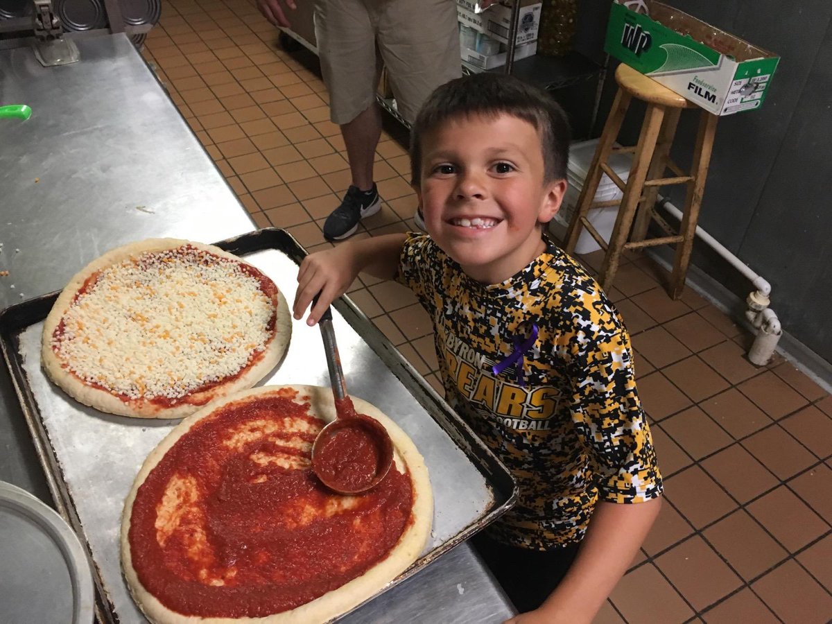 CoachHalder's tweet photo. Byron you did your thing! Bought out the Bears Den of pizza in under 3 hours. Now that's #love #trust #commitment #besteffort #FightForMike https://t.co/s26oihXPVR