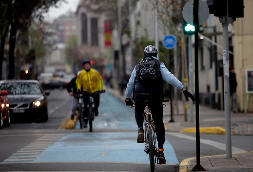 educavialchile's tweet image. Si eres ciclista DEBES RESPETAR LA LEY DE TRÁNSITO. Utiliza casco, evita usar audífonos, señaliza tus maniobras y colócate elementos reflectantes de noche. Da el ejemplo! Ten un trayecto seguro. @mfc_oficial @mutualcchc @FundacionEmilia