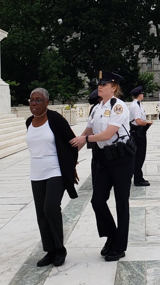 IdalinBobe's tweet photo. Im not sure if you’re paying attn to the #PoorPeoplesCampaign but for the past 5wks we had direct actions resulting in 2K+ arrests, we held political edu workshops w 10Ks of ppl, we included culture / arts, we got the churches rising all bc we believe #EverybodyHasARightToLive https://t.co/iNllUcznIs