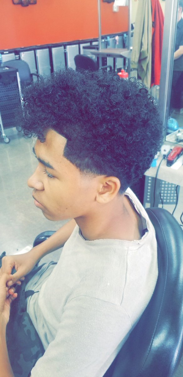 CoeThabarber's tweet photo. #blessup #blessed #andiesdesigner #andies #wahldetailer #wahl #barber #barbergang #thenightshift #topik #drfillin #osterspeedline #oster #hairillusion #tapered #taperedcut #taperedfade #colorado #coloradosprings #barberstouch #barberconnect #instagood #securethebag #bagsecured https://t.co/MGz0oJNNj7