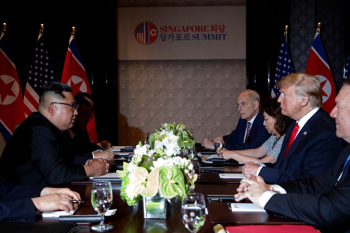 Trump inicia su segunda reunión con Kim y dijo que todo va "muy bien"

Trump dijo a los periodistas que su reunión de 48 minutos a solas con el líder norcoreano había ido "muy, muy bien", y Kim no respondió a la pregunta de si está dispuesto a deshacerse de sus armas nucleares.