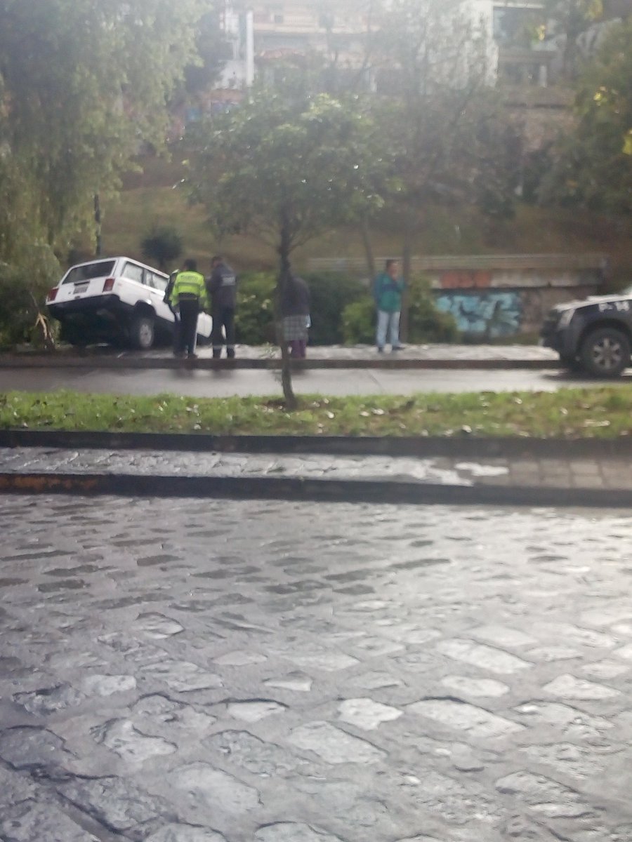 Accidente 😨😰😱
Calle 12 de abril.
#YoComunico_UCuenca
#CronicasDeLaB001