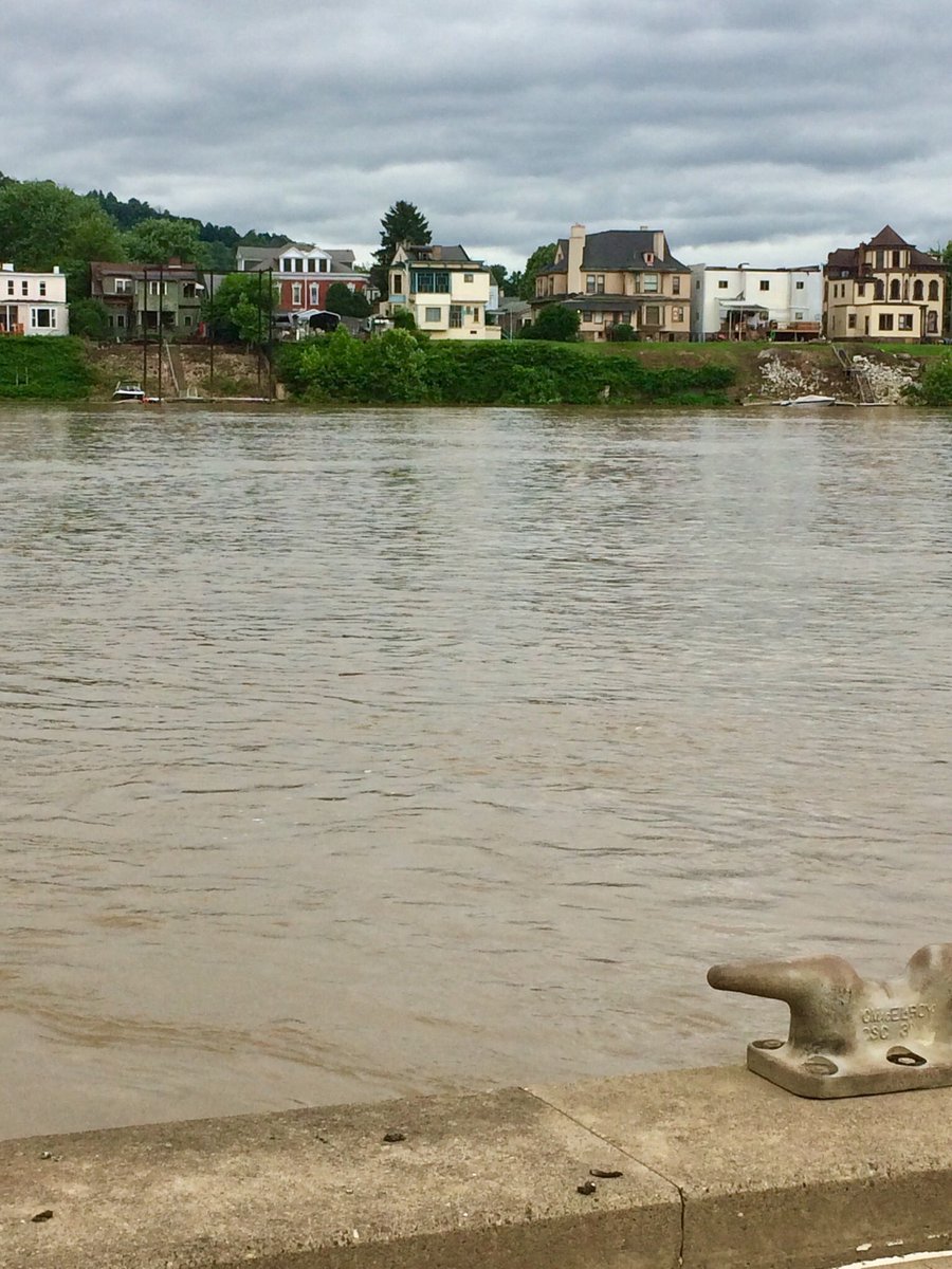 LeadbeaterChris's tweet photo. I’ve crossed the #RiverOhio between three separate pairs of US states now. Kentucky-Indiana, Kentucky-Ohio, and today, Ohio-West Virginia. It has looked totally different each time. I’m amazed how rustic it is at #Wheeling. https://t.co/uaVvSkxk8K