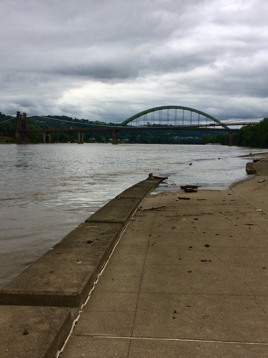 LeadbeaterChris's tweet photo. I’ve crossed the #RiverOhio between three separate pairs of US states now. Kentucky-Indiana, Kentucky-Ohio, and today, Ohio-West Virginia. It has looked totally different each time. I’m amazed how rustic it is at #Wheeling. https://t.co/uaVvSkxk8K