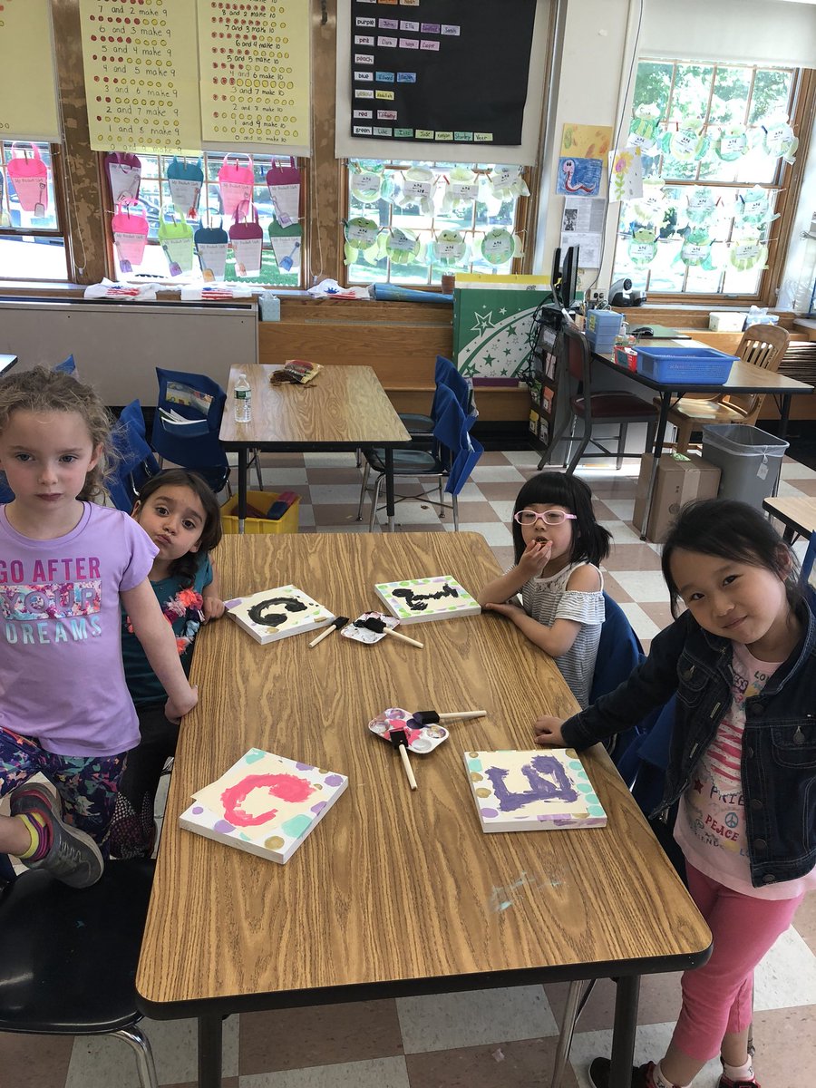 fraser_kara's tweet photo. Mini grant sign party. Kindergarten artists! #ewlearns #northside #kindergarten #signparty https://t.co/jLY2arQvrI