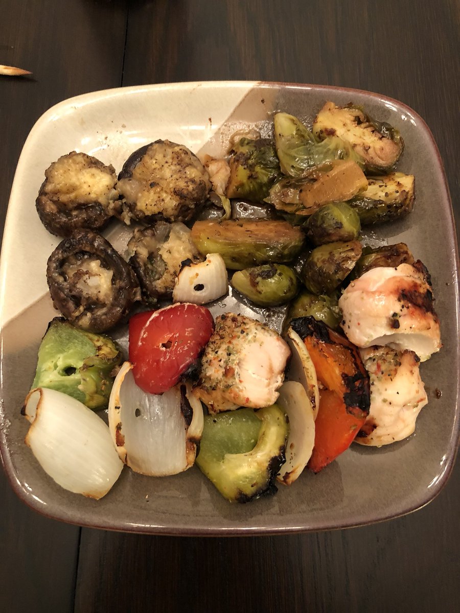 misterglidebait's tweet photo. Chicken kabobs, stuffed mushrooms, and brussel sprouts; courtesy of the grill @GordonRamsay #TopHomeChef https://t.co/t74ivIP3UC