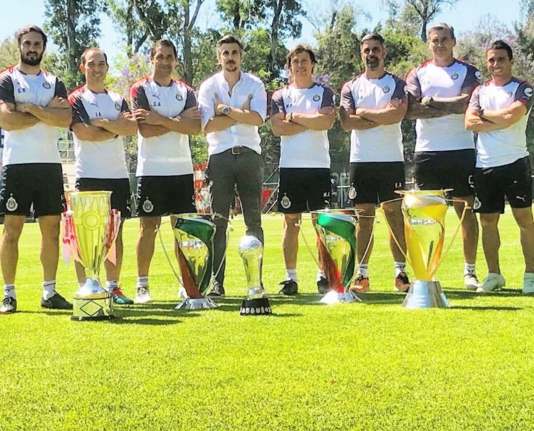brizuela27_cone's tweet photo. Se quedan en el corazón de más de 40 millones de chivahermanos, simplemente gracias 🏆🏆🏆🏆🏆 https://t.co/oWKDVnmqbG