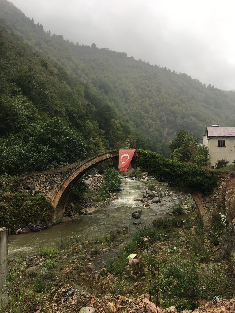 Üstümüzden eksilmesin albayrağın gölgesi.. 

(Giresun/Yağlıdere)