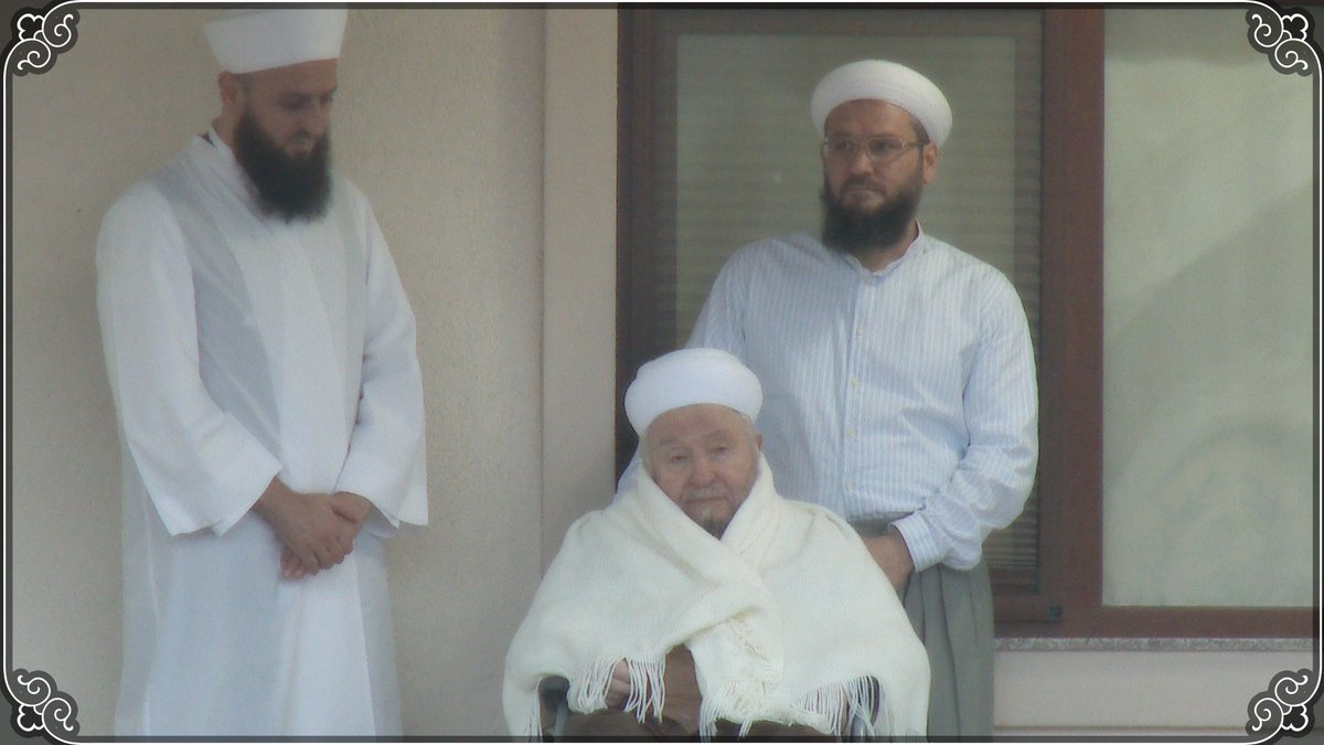 KIYAMDER's tweet photo. Gel ey derviş, Hakk'ı bulayım dersen, 
Bir kâmil mürşid'e varmayınca olmaz, 
Resûlün cemalin göreyim dersen, 
Bir kâmil mürşid'e varmayınca olmaz.
*
Niceler giderler mürşid arayı, 
Arayanlar buldu derde devâyı, 
Bin yılda okusan aktan karayı, 
Bir kâmil mürşid'e varmayınca olmaz. https://t.co/xwOAR0sF5D
