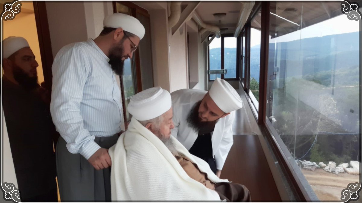 KIYAMDER's tweet photo. Gel ey derviş, Hakk'ı bulayım dersen, 
Bir kâmil mürşid'e varmayınca olmaz, 
Resûlün cemalin göreyim dersen, 
Bir kâmil mürşid'e varmayınca olmaz.
*
Niceler giderler mürşid arayı, 
Arayanlar buldu derde devâyı, 
Bin yılda okusan aktan karayı, 
Bir kâmil mürşid'e varmayınca olmaz. https://t.co/xwOAR0sF5D