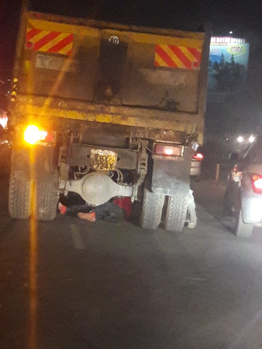MajimajiKenya's tweet photo. #Brekko update - Stalled lorry on Jogoo rd, just before city stadium causing traffic this early. Use alternative route @Ma3Route https://t.co/aAKFtSBSUj