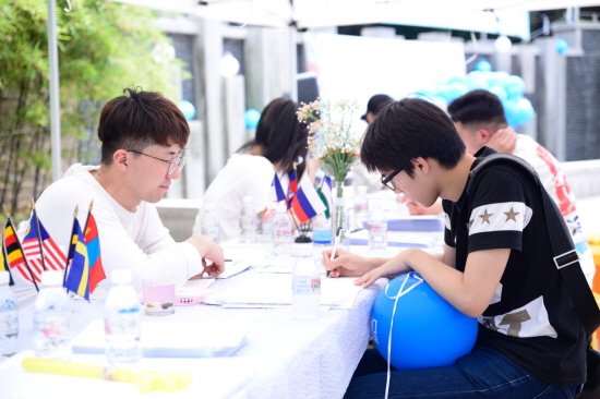 헤어진가족이반세기이상떨어져있을줄은 몰랐다며 북에두고온아내와딸을 보기전에는 못죽는다며 눈물을 훔치신 할아버지의 인터뷰가 생각난다...진짜 꼭 잘 되야한다...한반도평화통일 #북미정상회담_성공기원 #IPYG #DPCW #평화손편지 #한반도_평화통일